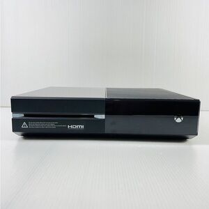 Xbox one 1540 like new. Used a few times, comes with controllers and equipment.